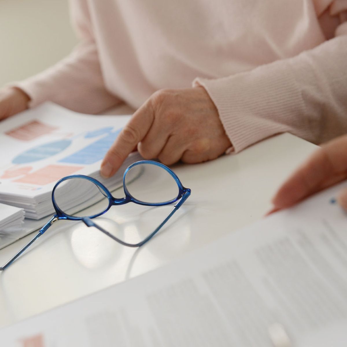 Lernunterlagen, Ordner und Brille auf dem Tisch